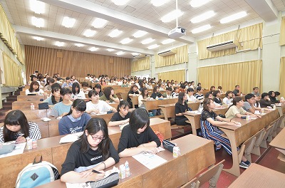写真：大学食物学科、短大栄養学科の学生