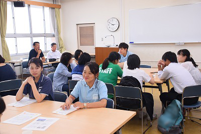 写真：児童学科学生との講談会。質問に答える学生