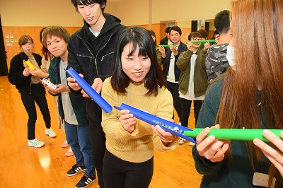 写真：午後からのセミナーの様子。体を動かしながら、研修を受ける学生