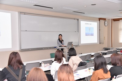 講師が壇上で話をされている写真