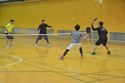 参加者がピックルボール楽しんでいる様子
