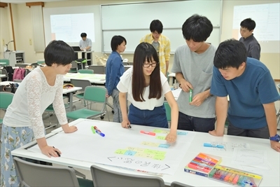 写真：４人のグループで、ディスカッションする学生