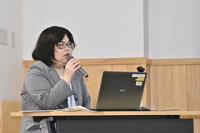 写真：社会福祉学会の様子。実践発表の一コマ。実践発表者たなか氏