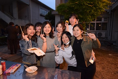 バーベキューを楽しむ学生