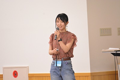 プレゼンする学生