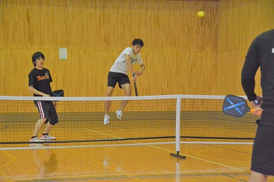 参加者がピックルボール楽しんでいる様子