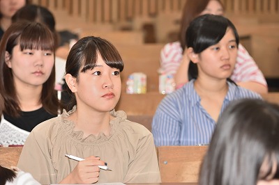 写真：熱心に話を聞く学生