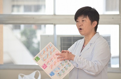 写真：手洗い実習や試食に入る前に手順について説明する橋本美由紀先生