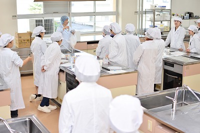 写真：手洗い実習や試食に入る前に手順について説明する橋本美由紀先生