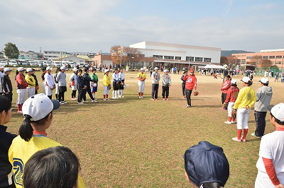 写真：外野手講習で打球への入り方を学ぶ受講者