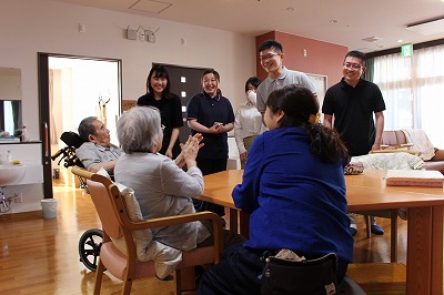 利用者と交流する様子