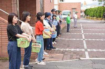 チラシを配る学生