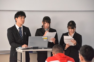 発表する学生の様子
