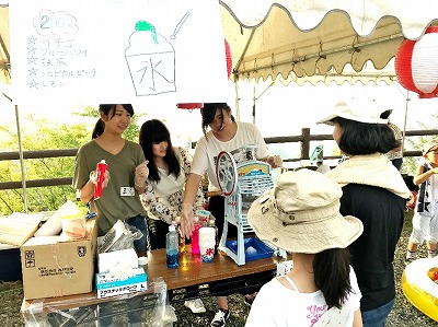 写真：屋台テントで、訪れたお客にかき氷を作るスタッフ