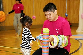 写真：輪投げで遊ぶこどもと学生