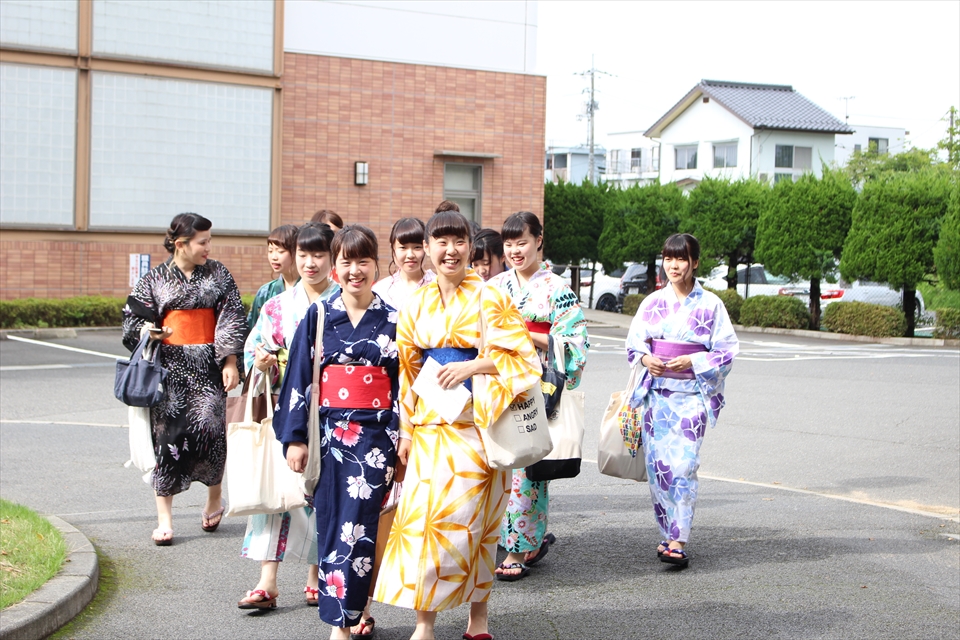 写真：浴衣を着て学内を歩く学生たち