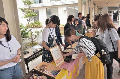 写真：商品を選ぶ学生