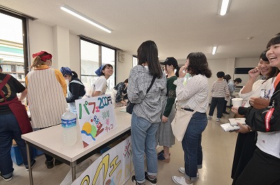 写真：白梅祭。模擬店。BBSサークルによるパフェ