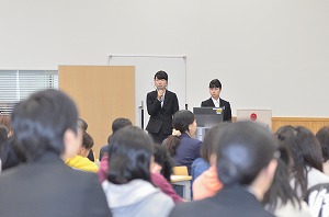 写真：卒業研究発表の様子。女子学生2名のグループ