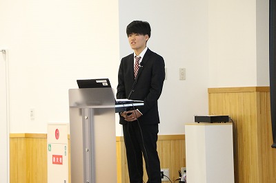 発表する学生の様子