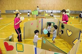 写真：ダンボールハウスで遊ぶこどもと学生