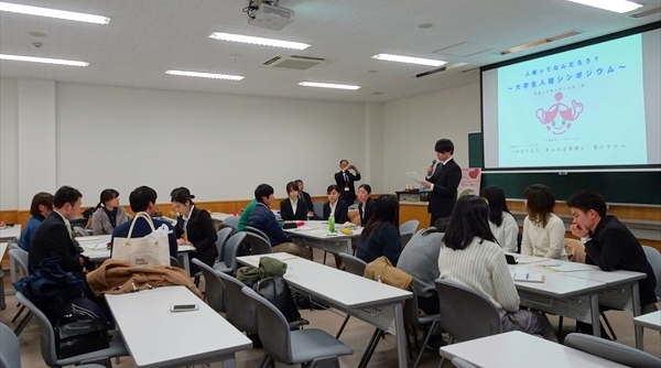 写真：大勢の前で、マイクを使って取り組みを発表する美作大学の学生