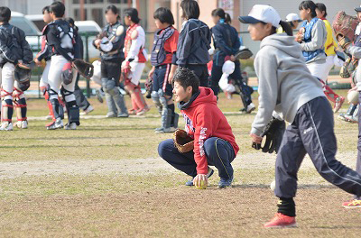 写真：受講者の熱心な様子を見ながら指導する講師