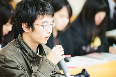 写真：発表者に質問をする下級生