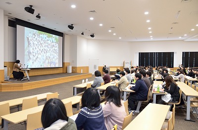 写真：社会福祉学会の様子。実践発表の一コマ
