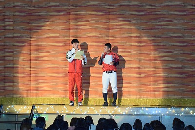 ステージ上でステージ上で司会をする学生