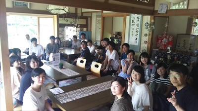 写真：まちづくりについてお話しを聞いた民家で撮影した集合写真