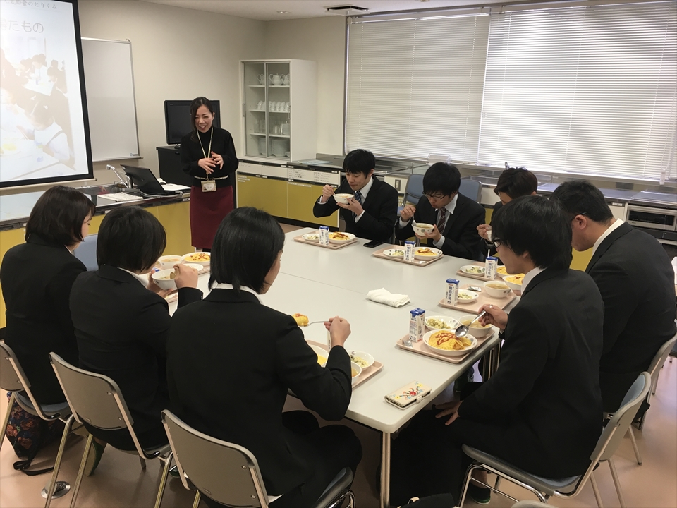 写真：栄養教諭の先生が学生に指導している様子