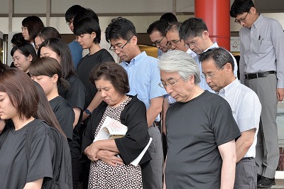 写真：学長も参加して黙とう