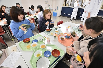 写真：提供された食事をおいしそうに食べる学生たち