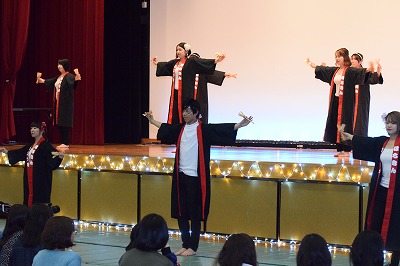 高知県人会がよさこいを踊る姿