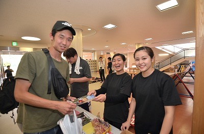 写真：先輩もかけつけてくれる