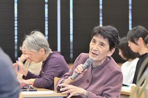 写真：卒業研究発表に質問をする食物学科教員