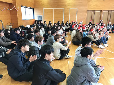 写真：交流会を見学する社会福祉学科の学生