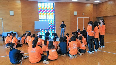救命救急士の話を聞く学生