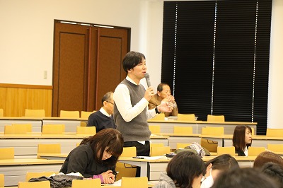 質問する先生の様子