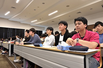 写真:目をはなさず熱心に話を聞く男子学生5名