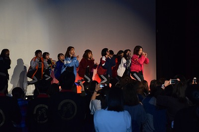 写真:ダンスサークルのメンバーのステージでの演技