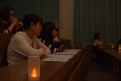 写真：熱心に聞き入る新入生
