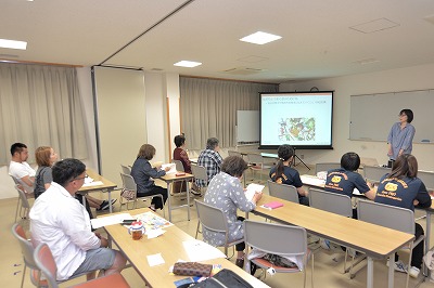 写真：乳幼児に関する講演会の様子