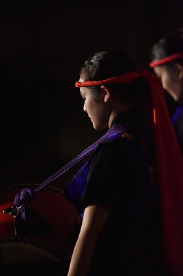 写真：祈りをささげるエイサーを踊る学生