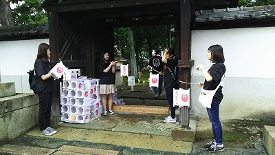 写真：入口の門で受付をする学生たち