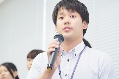 写真：説明する学生。アップ