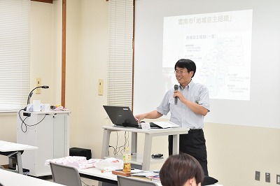 写真：笑顔で講義をする作野先生