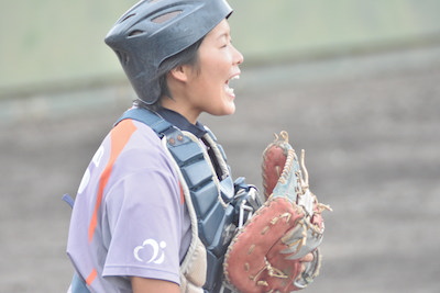 写真：チームを鼓舞する捕手荻野さん