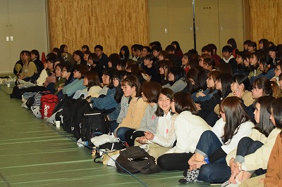 ステージを楽しそうにみている1年生